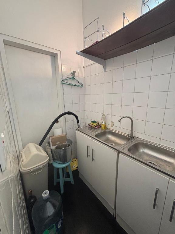 Venta de Vinacoteca en Local esquina en Cordón sur