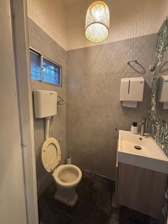 Venta de Vinacoteca en Local esquina en Cordón sur