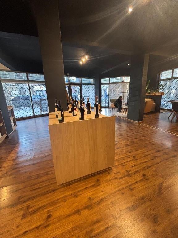 Venta de Vinacoteca en Local esquina en Cordón sur