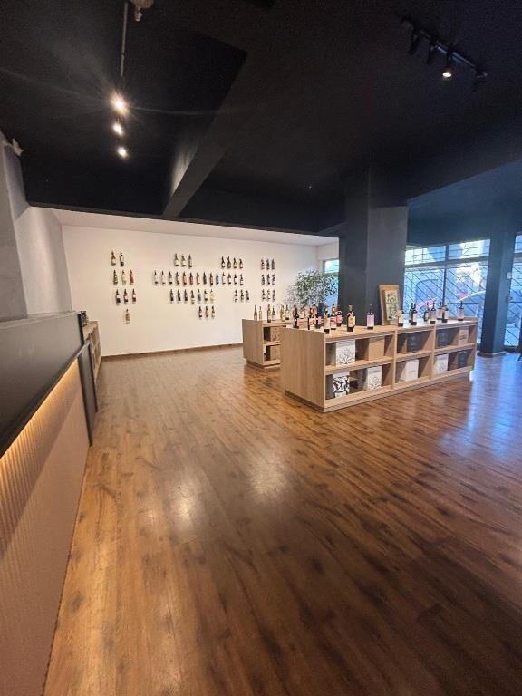 Venta de Vinacoteca en Local esquina en Cordón sur
