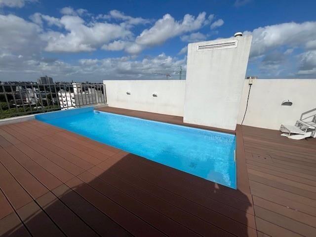 Con terraza y orientado al Norte