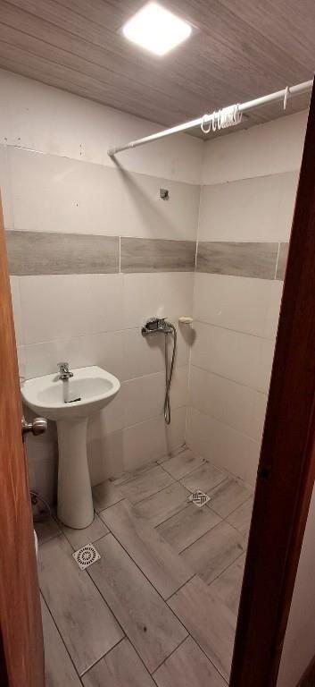 Se Alquila apto Monoambiente duplex interior, calle La Paz