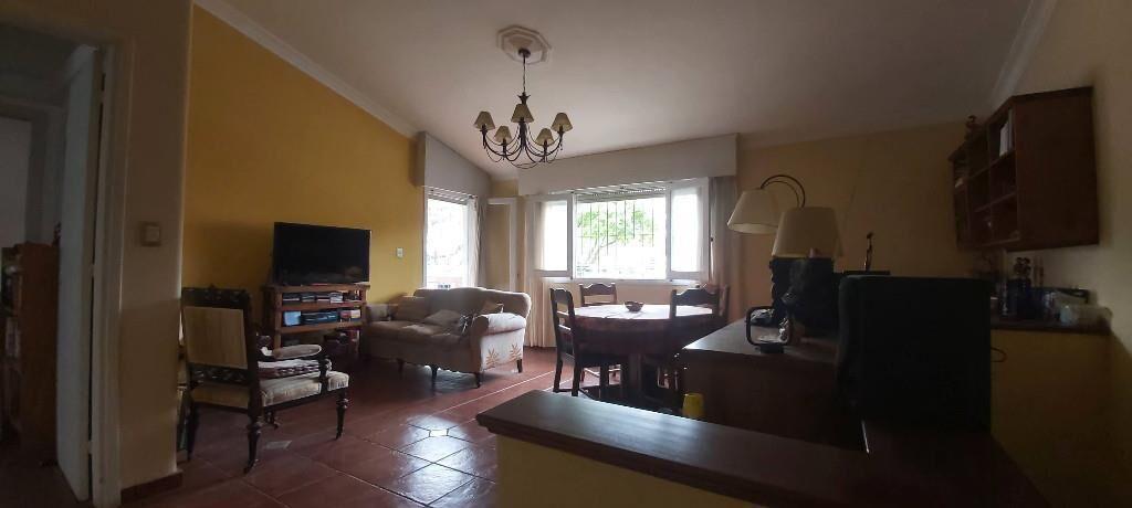 Casa P.A. muy luminosa, estado impecable, balcón y parriller