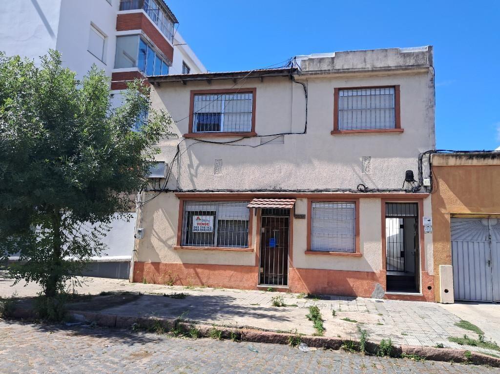Casa al frente, PH de 2 plantas 3 dormitorios y escritorio.