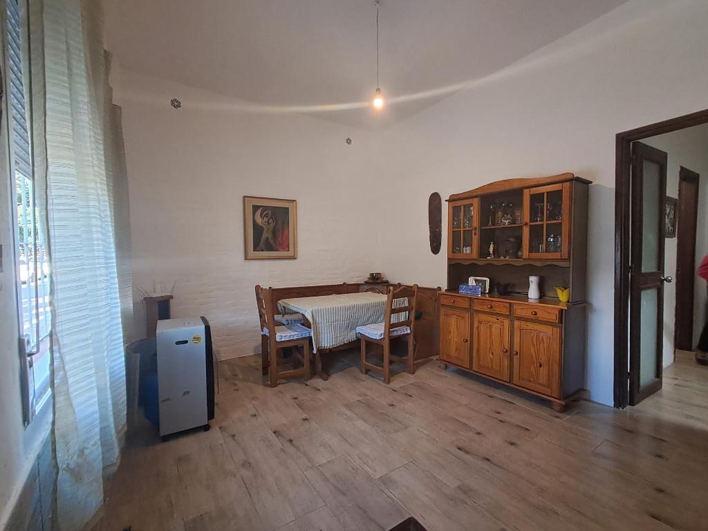 Casa al frente, PH de 2 plantas 3 dormitorios y escritorio.