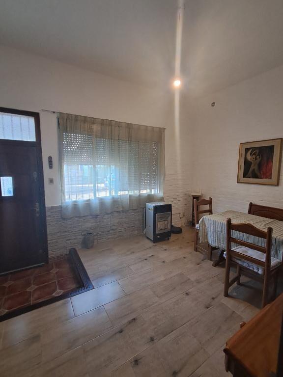 Casa al frente, PH de 2 plantas 3 dormitorios y escritorio.