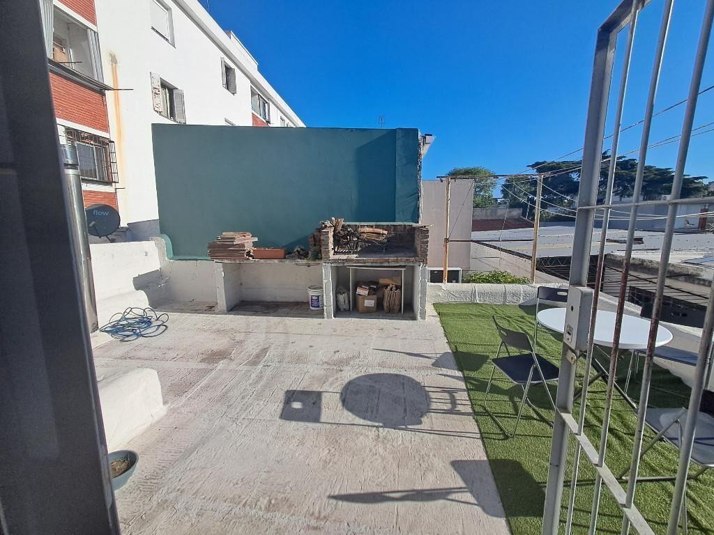 Casa al frente, PH de 2 plantas 3 dormitorios y escritorio.