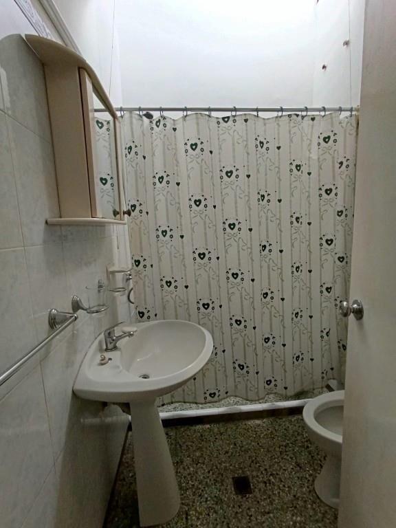 Casa de 2 dormitorios en Malvín Norte con jardín al frente,