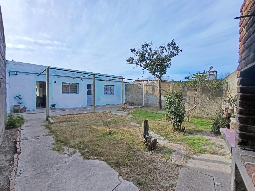 Casa de 2 dormitorios en Malvín Norte con jardín al frente,