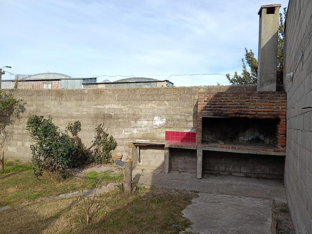 Casa de 2 dormitorios en Malvín Norte con jardín al frente,