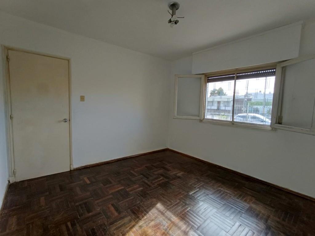 Casa de 2 dormitorios en Malvín Norte con jardín al frente,