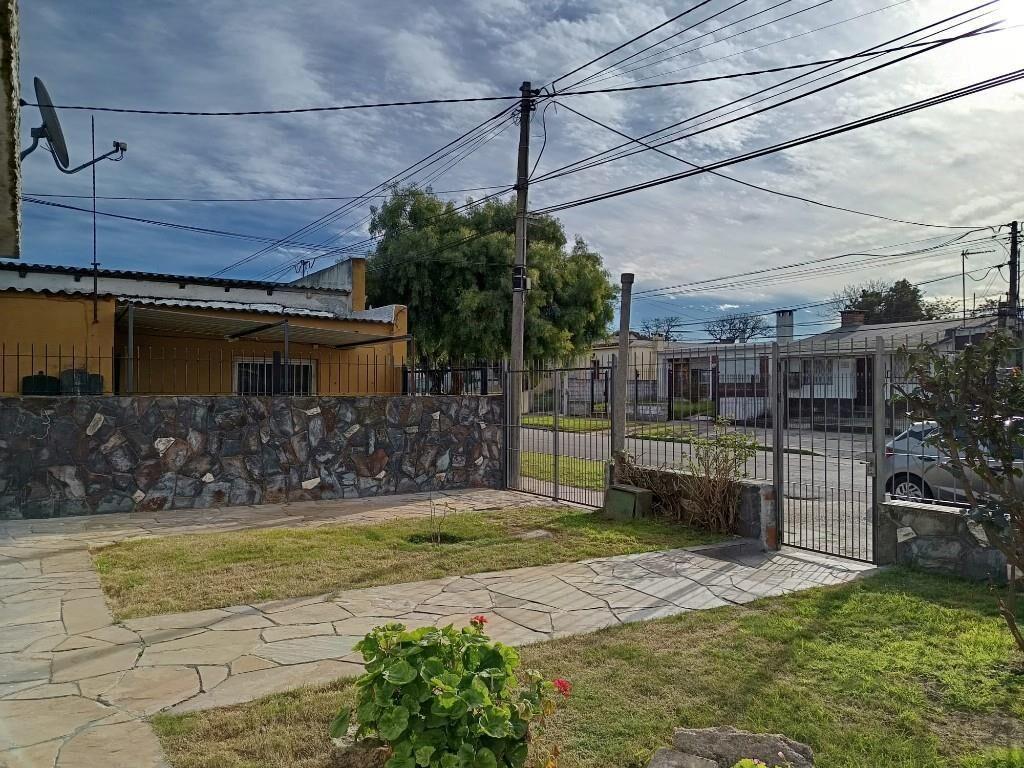 Casa de 2 dormitorios en Malvín Norte con jardín al frente,