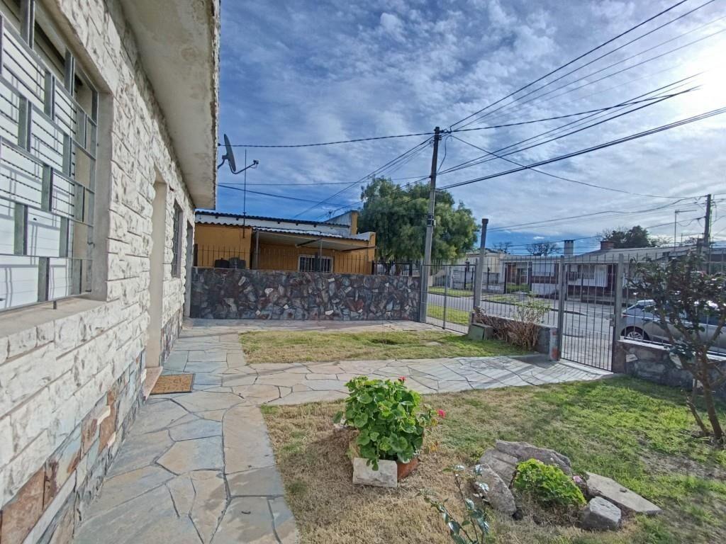 Casa de 2 dormitorios en Malvín Norte con jardín al frente,