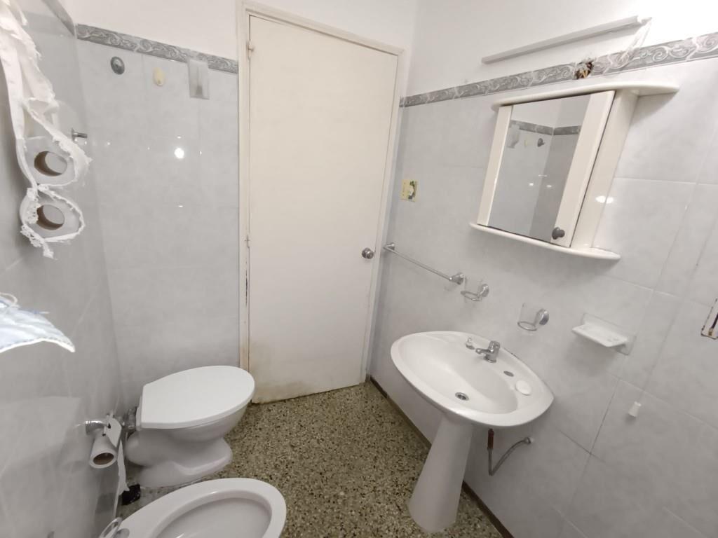 Casa de 2 dormitorios en Malvín Norte con jardín al frente,
