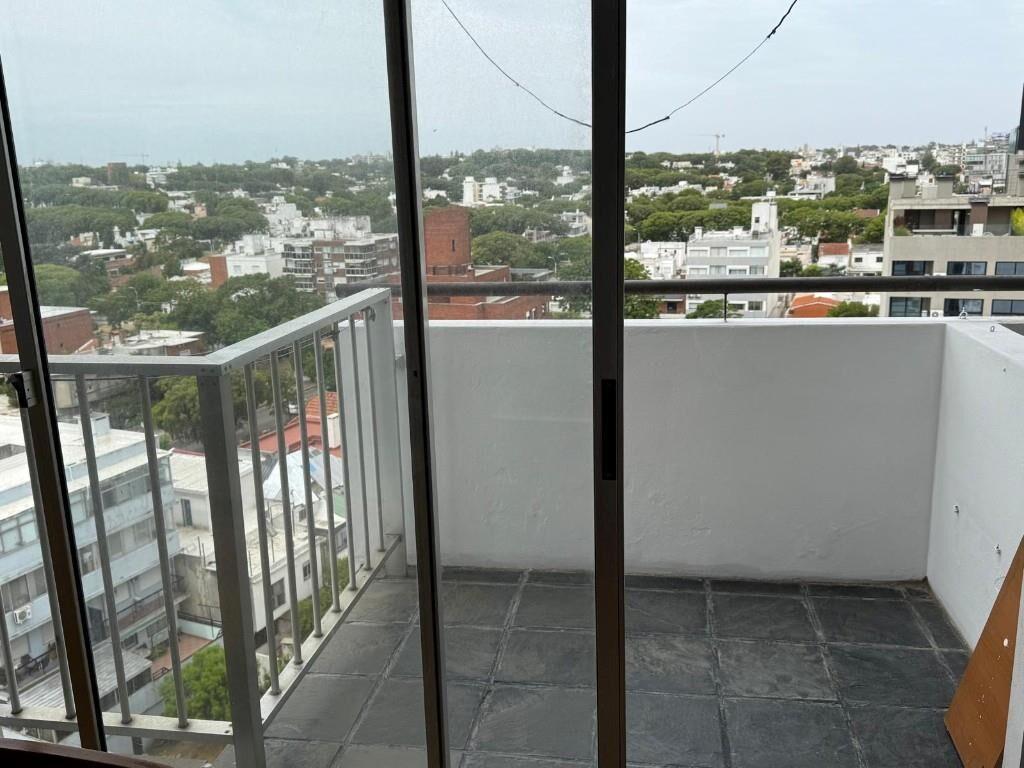 A pasos de Rambla, con balcon excelente vista!