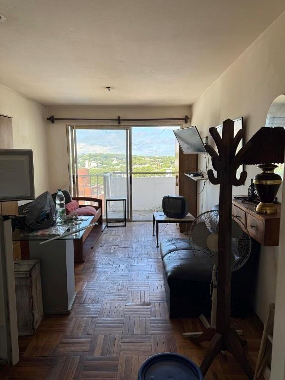 A pasos de Rambla, con balcon excelente vista!