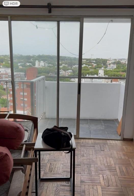 A pasos de Rambla, con balcon excelente vista!