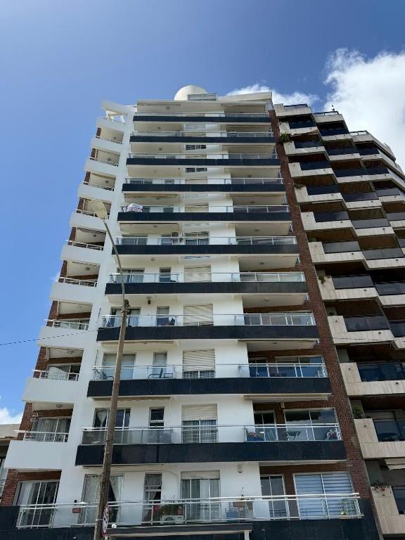 A pasos de Rambla, con balcon excelente vista!