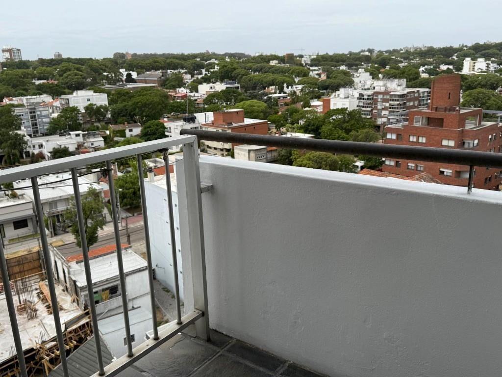 A pasos de Rambla, con balcon excelente vista!