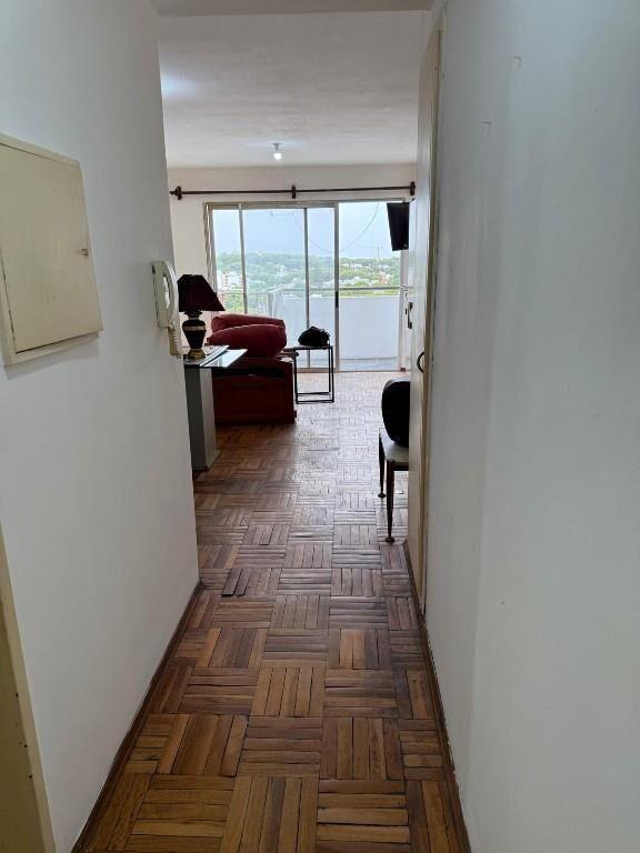 A pasos de Rambla, con balcon excelente vista!