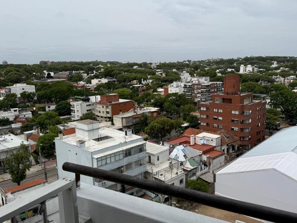 A pasos de Rambla, con balcon excelente vista!