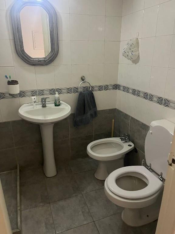 Apto. al frente en piso 2 con bajos GGCC a 200 mts del mar