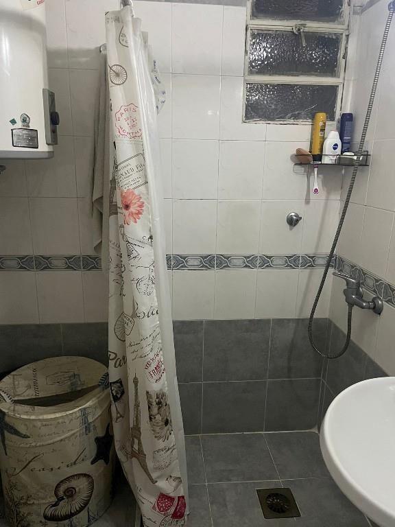 Apto. al frente en piso 2 con bajos GGCC a 200 mts del mar