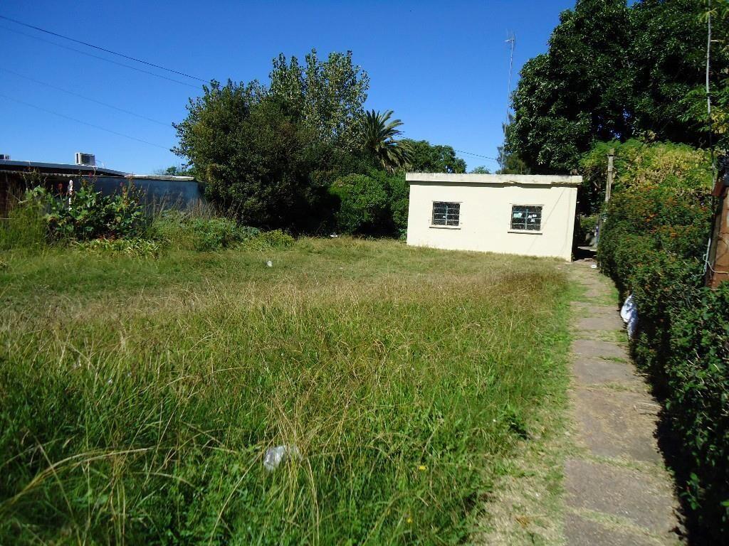 Venta de terreno con construcciones.
