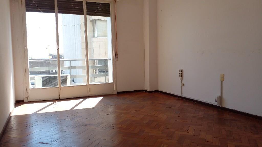 Alquiler oficina en Ciudad Vieja, con vista al puerto
