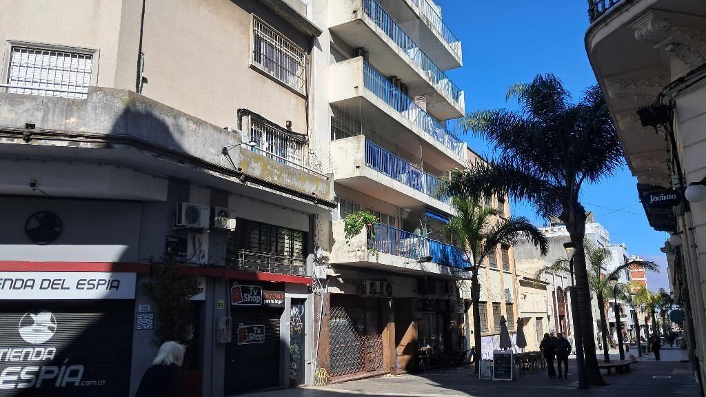 Estratégico Apartamento con garage sobre peatonal