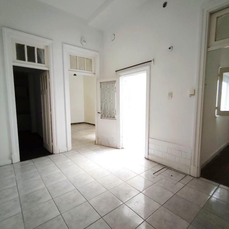 Apartamento de tres dormitorios, próximo a Facultad de Arqui