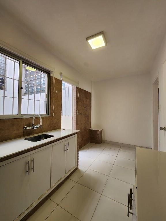 Casa En Venta, 2 Dormitorios, Patio, Dos Plantas, con Renta