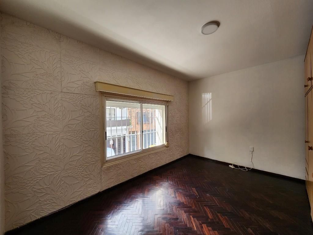 Casa En Venta, 2 Dormitorios, Patio, Dos Plantas, con Renta