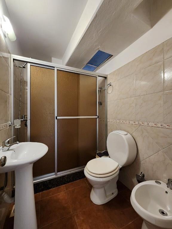 Casa En Venta, 2 Dormitorios, Patio, Dos Plantas, con Renta