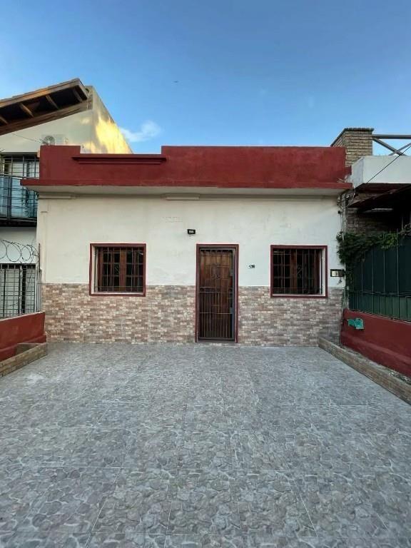 Hermosa casa a pasos de Solano lopez,cochera parrillero