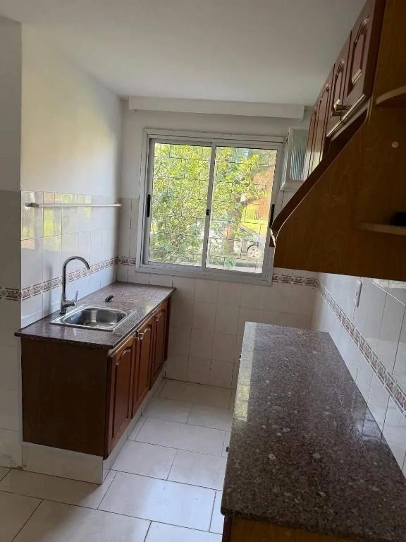Amplio en planta baja, a pasos de rivera, zona muy tranquila
