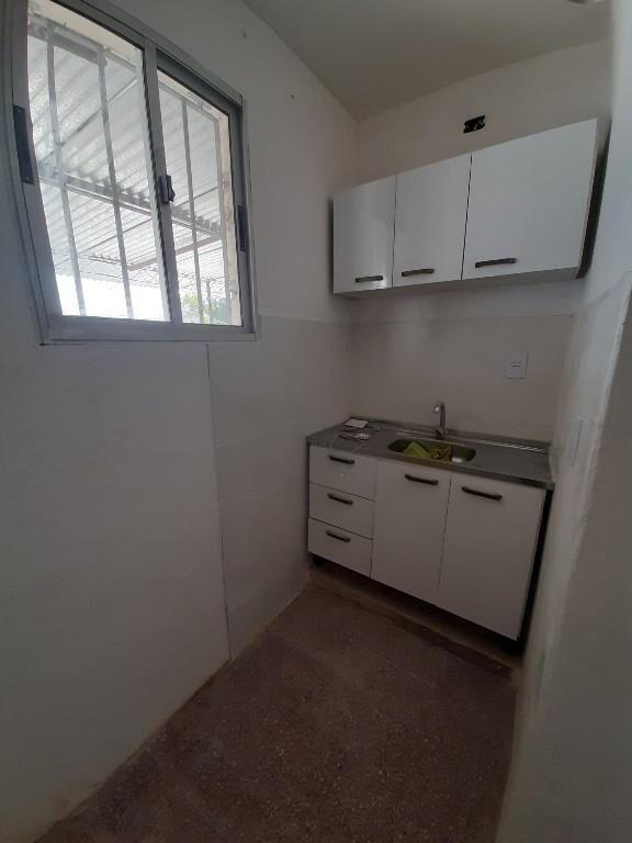 Linda Casita al Frente con Patio, Reciclada!!