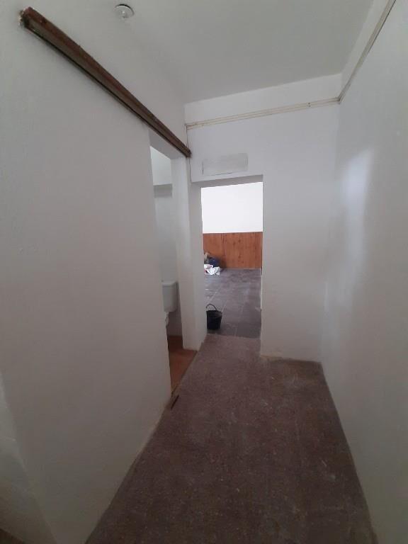 Linda Casita al Frente con Patio, Reciclada!!