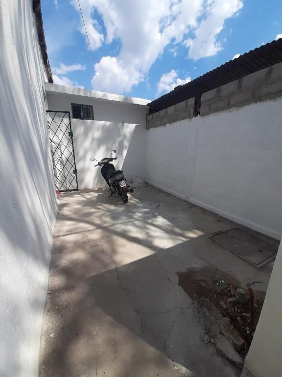 Linda Casita al Frente con Patio, Reciclada!!