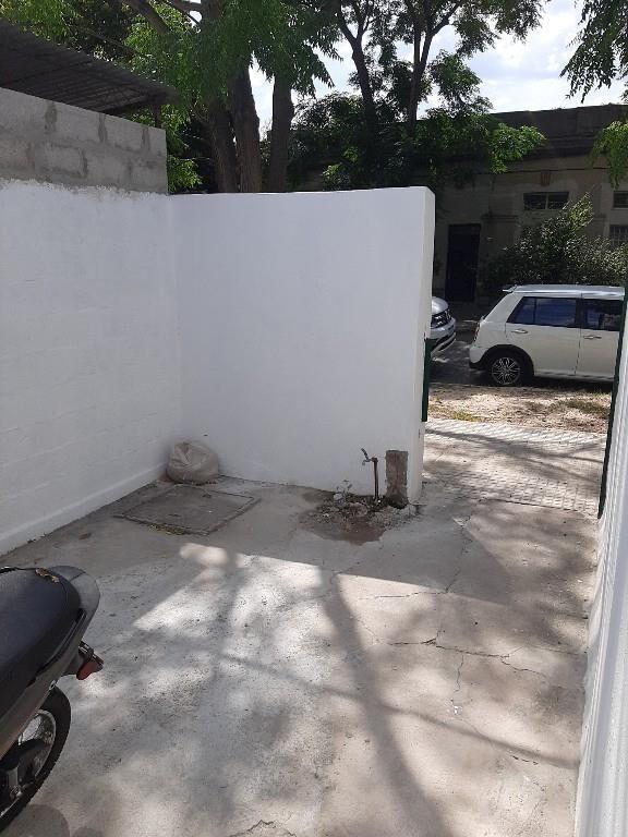 Linda Casita al Frente con Patio, Reciclada!!