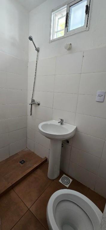 Linda Casita al Frente con Patio, Reciclada!!