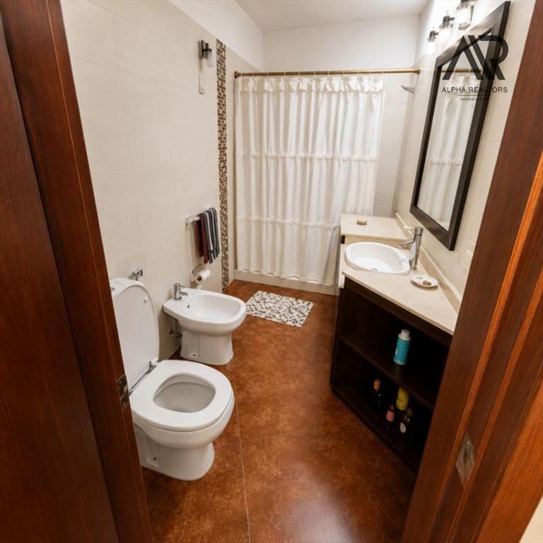 Casa en Venta en Malvín con Cochera, Barbacoa, Apartamen...