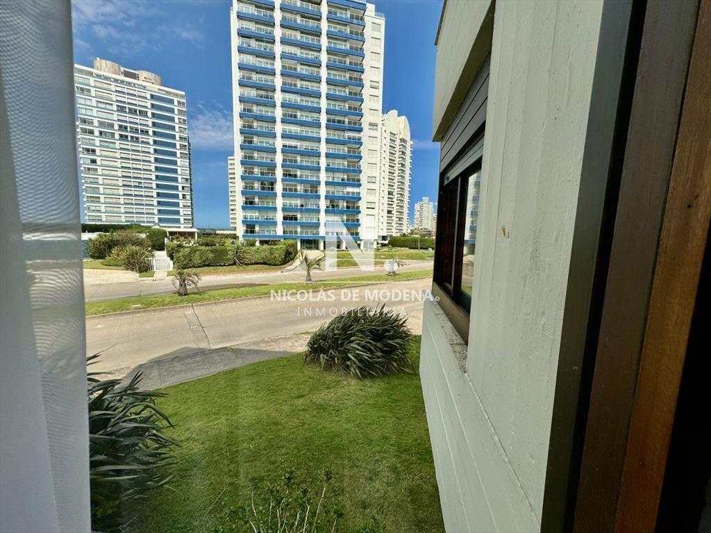OPORTUNIDAD ! Apartamento de 2 dormitorios frente a Playa B