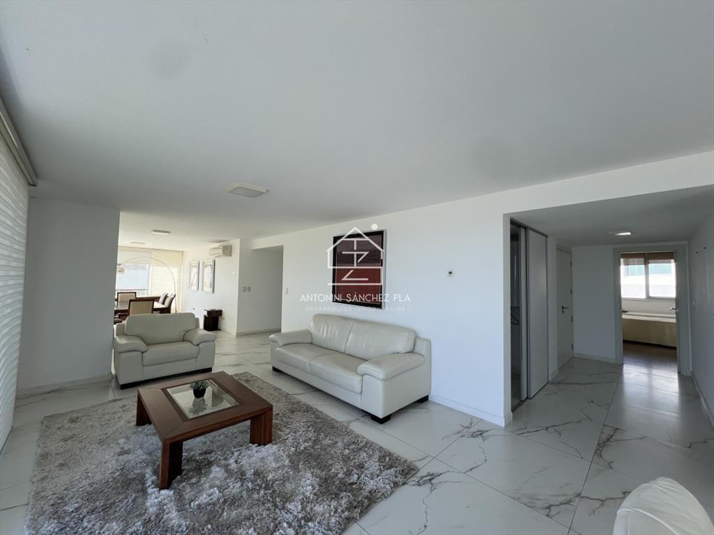 Hermoso apartamento en venta 4 dormitorios. Frente al mar P