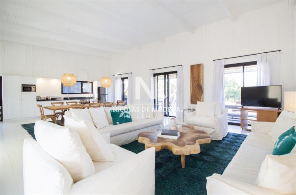 Vende casa en Laguna escondida de 4 dormitorios.