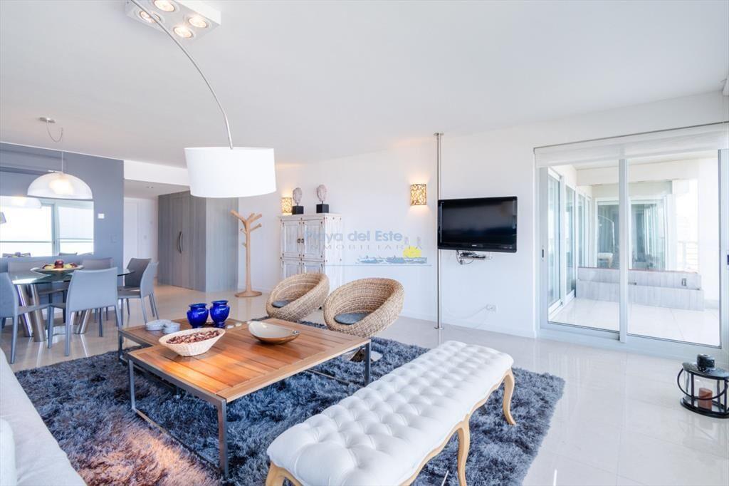 Moderno Apartamento sobre playa Brava en torre Le