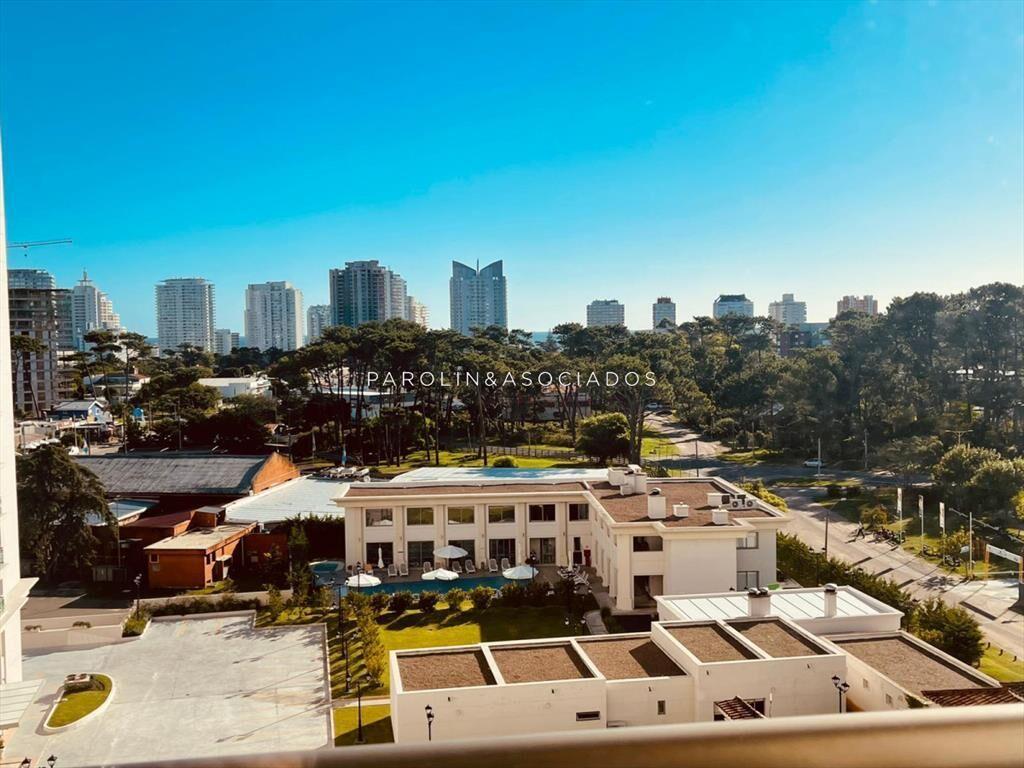 Monoambiente en venta en piso alto, Punta del Este.