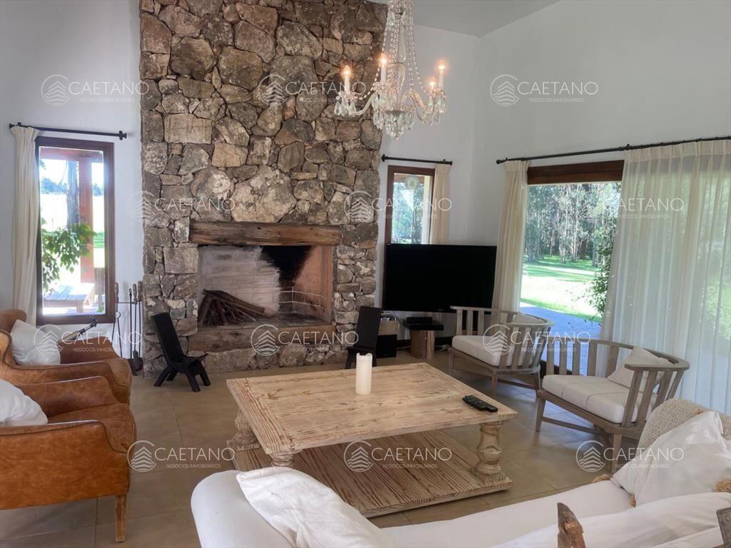 Vende impresionante casa en Punta Ballena de 2