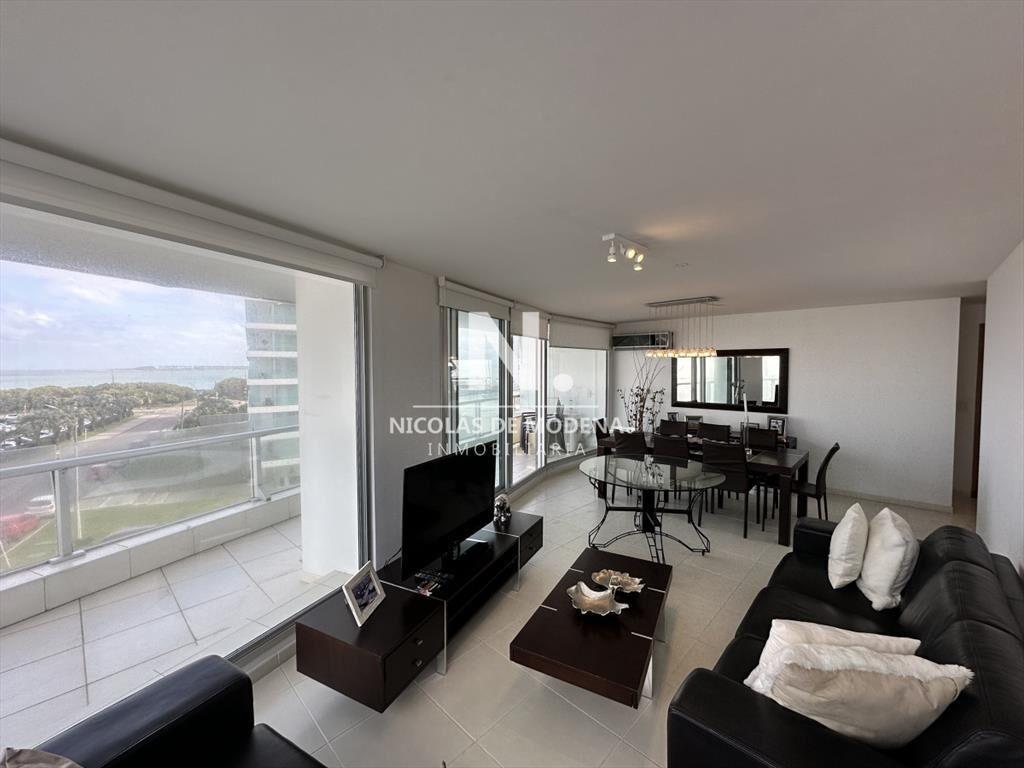 Vende apartamento de 3 dormitorios en Seasons del