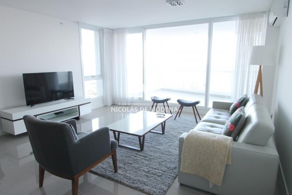 Vende Elegante apartamento de 3 dormitorios a solo metros d